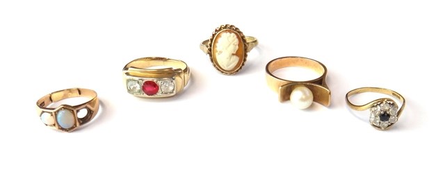 Appraisal: A gold ring mounted with a single cultured pearl in