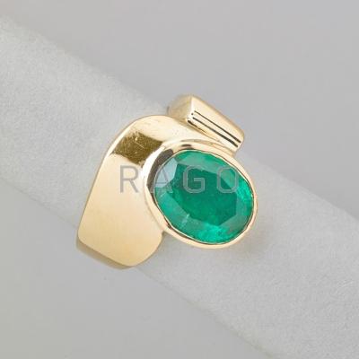 Appraisal: MODERNIST K GOLD AND EMERALD RING Bright oval faceted emerald