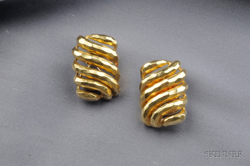 Appraisal: kt Gold Earclips Henry Dunay of hammered rectangular form dwt