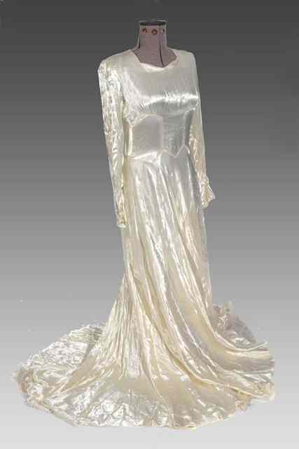 Appraisal: A 'MARSHALL SNELLGROVE' WEDDING DRESS satin long sleeves and slight