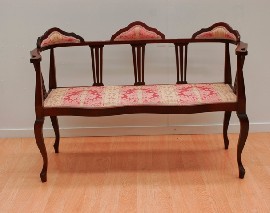 Appraisal: A two seater Edwardian maple chair