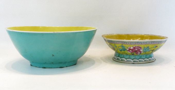 Appraisal: TWO CHINESE PORCELAIN BOWLS the first unadorned with a green