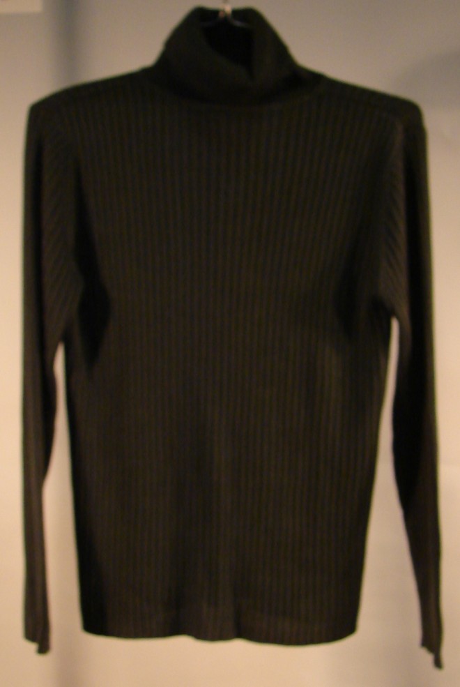 Appraisal: Neiman Marcus green silk ribbed turtleneck top Size L Bust