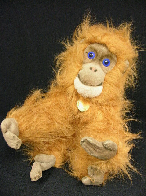 Appraisal: STEIFF ORANGUTAN Estate item with original tag The orangutan is