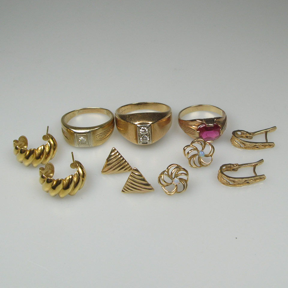 Appraisal: Small Quantity Of Gold Jewellery including rings set with small