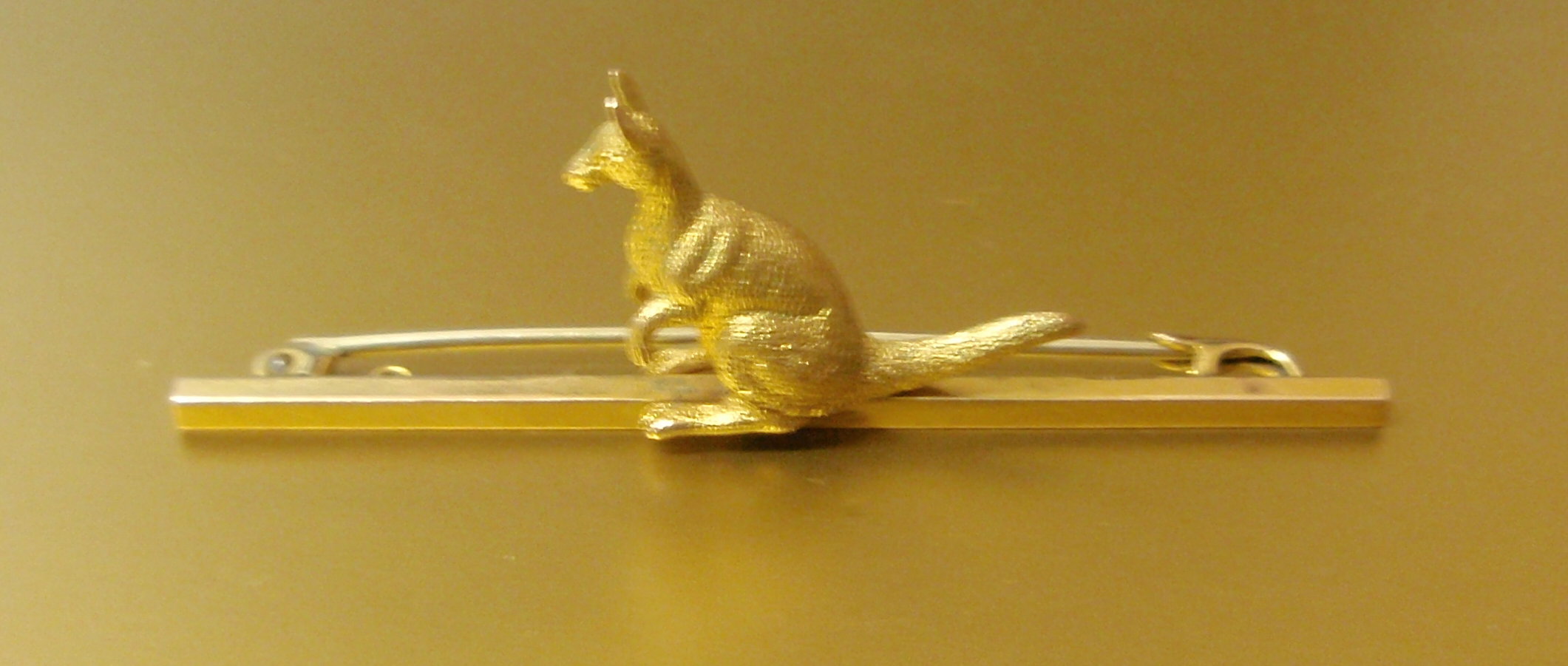 Appraisal: A ct gold bar brooch mounted with a kangaroo g