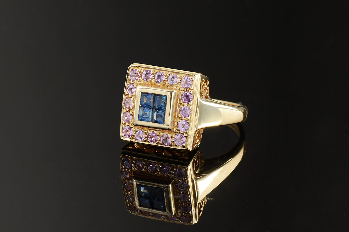 Appraisal: PINK AND BLUE SAPPHIRE RING K yellow gold ring contains