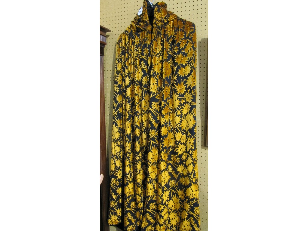 Appraisal: Lady's dress cape