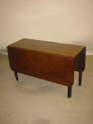 Appraisal: A GEORGE III MAHOGANY DROP LEAF TABLE the rounded oblong