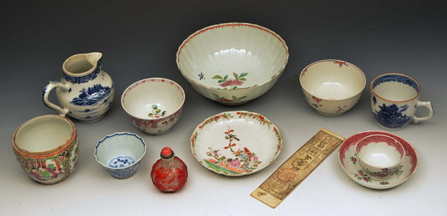 Appraisal: A GROUP OF CHINESE CERAMICS to include a small famille