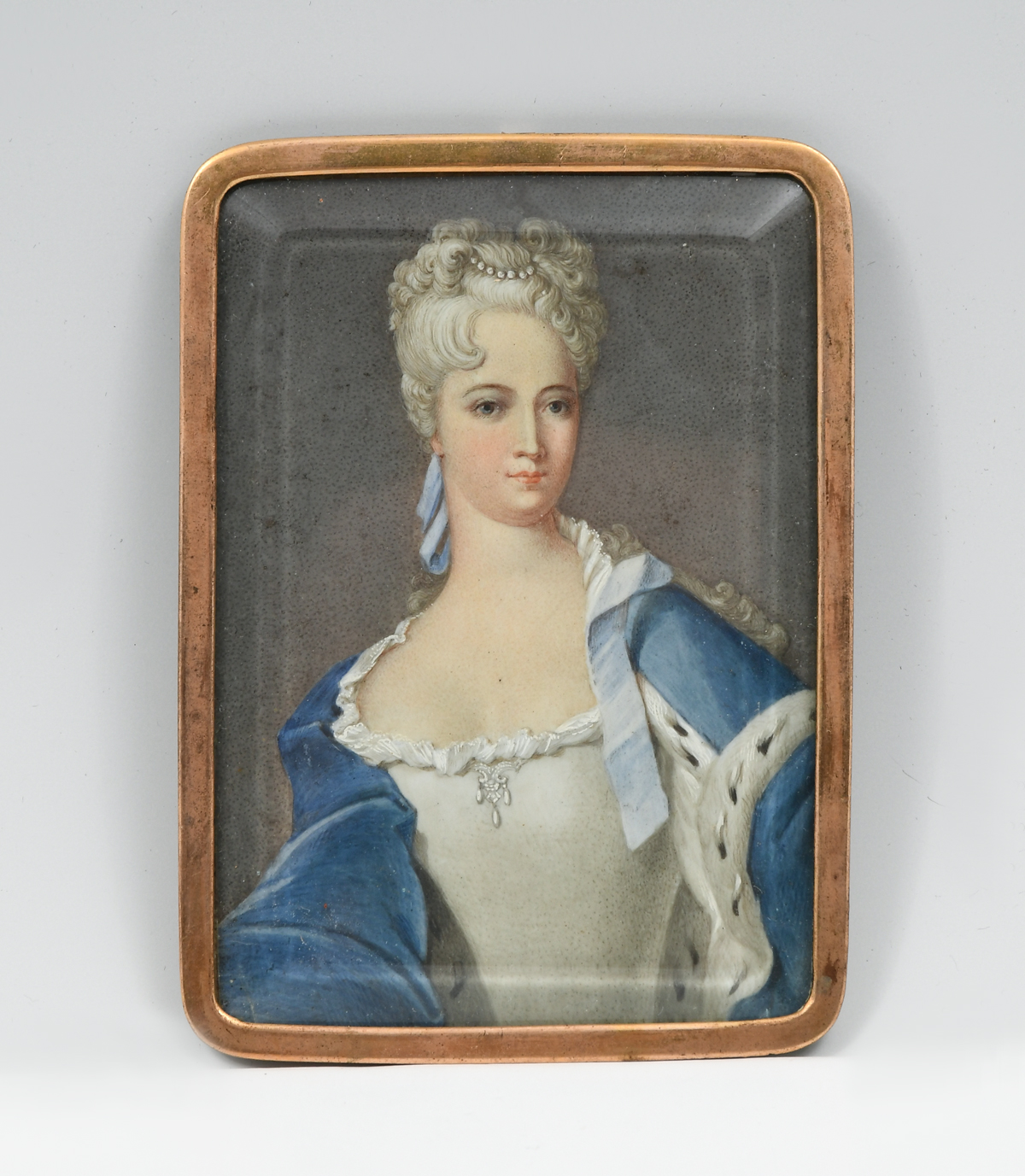 Appraisal: GOOD EARLY MINIATURE PORTRAIT PAINTING OF A COUNTESS Sight size