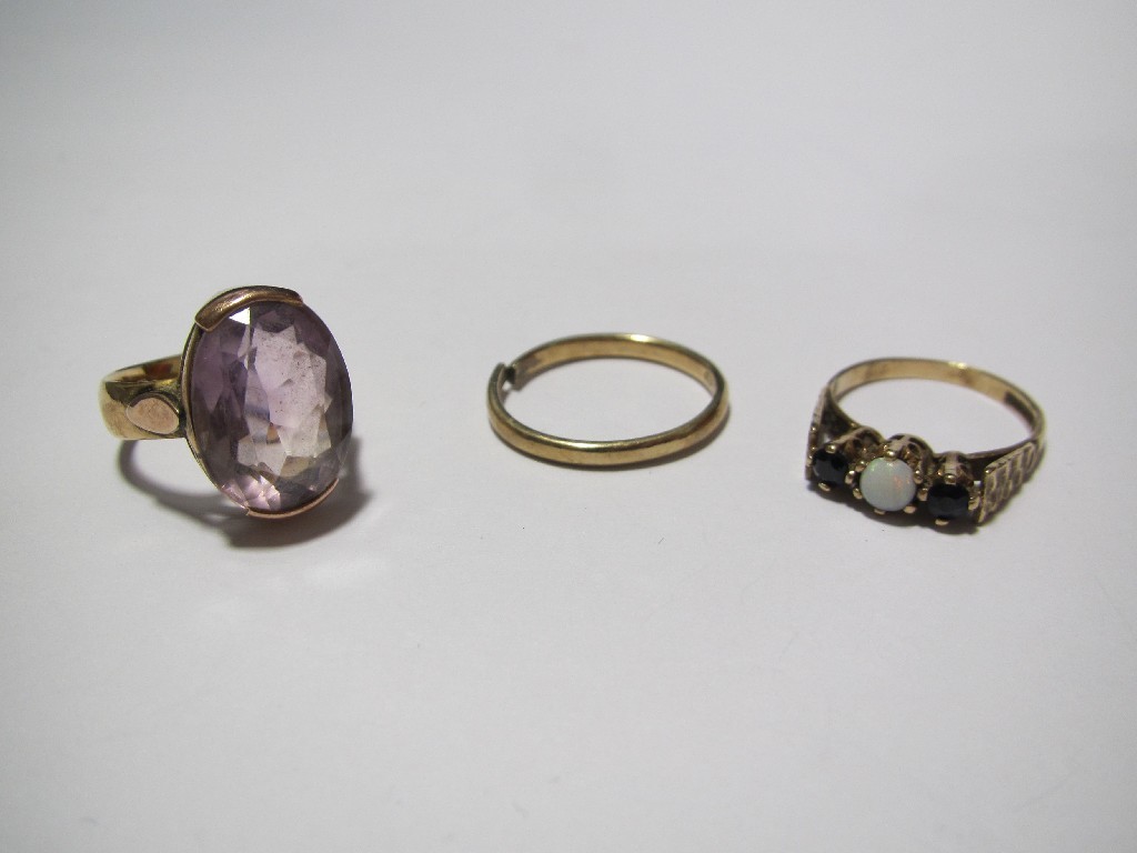 Appraisal: An ct gold amethyst dress ring a ct sapphire and