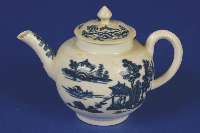 Appraisal: A FIRST PERIOD WORCESTER BLUE AND WHITE TEAPOT AND COVER