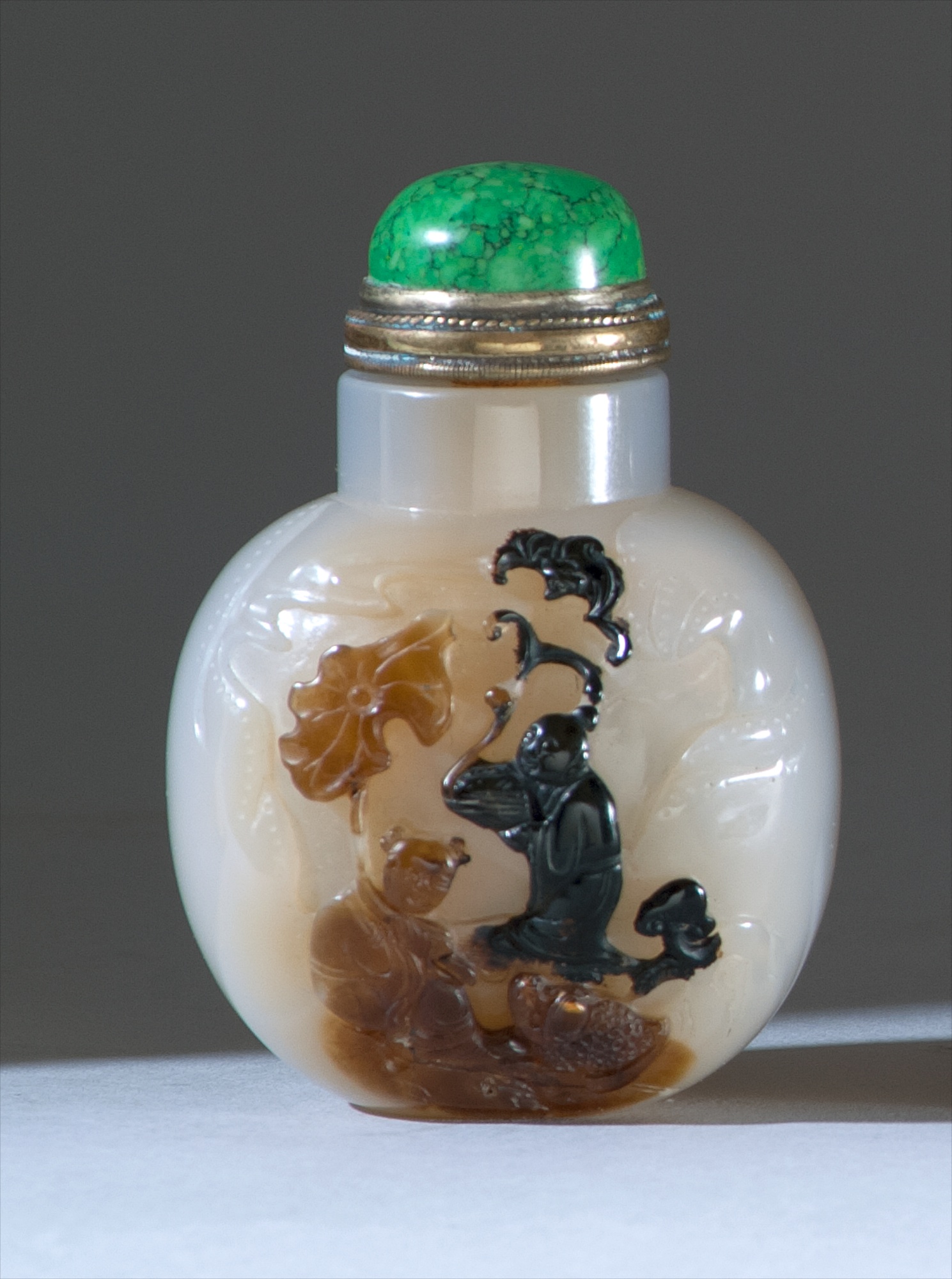 Appraisal: CAMEO AGATE SNUFF BOTTLE th CenturyWith Cizhou school carving depicting