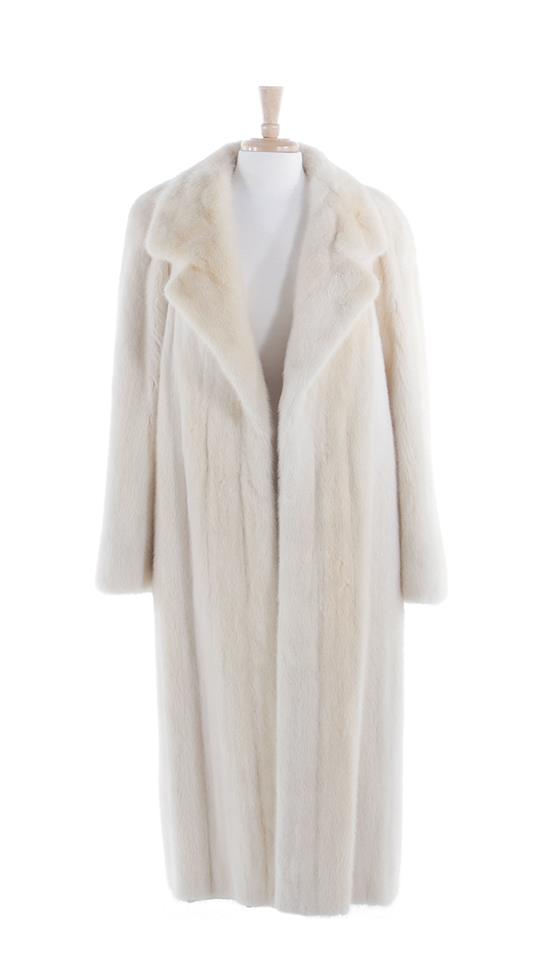 Appraisal: White mink coat approx size medium L shoulder Provenance Tennessee