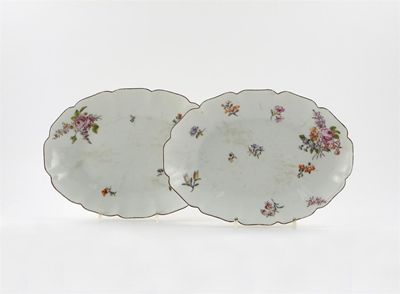 Appraisal: A pair of Chelsea oval dishes with scalloped rims delicately