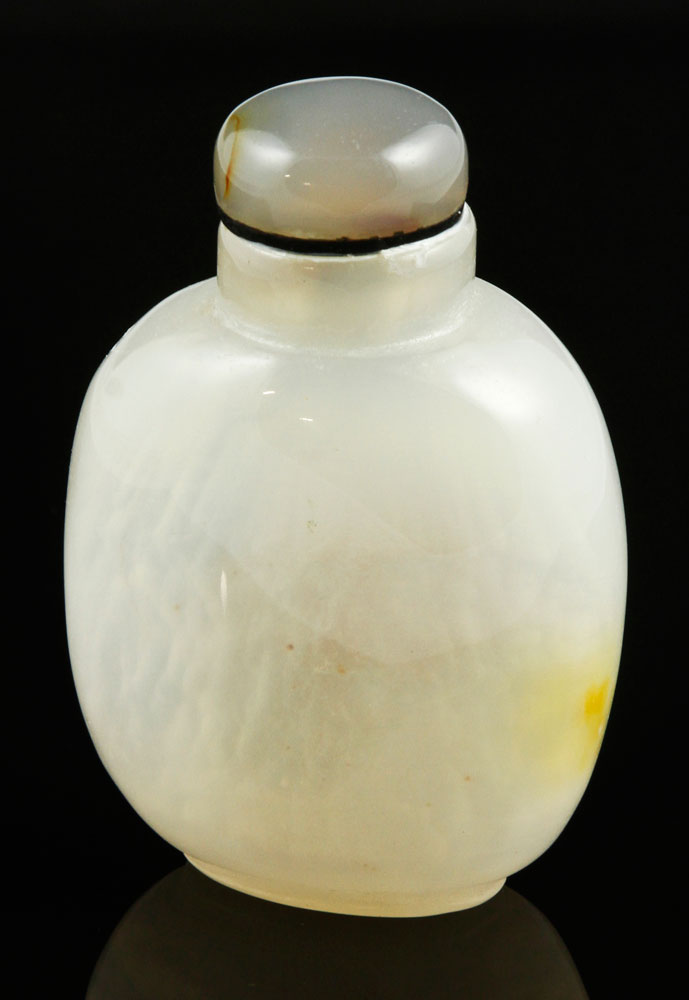 Appraisal: - Chinese Agate Snuff Bottle Chinese snuff bottle agate h