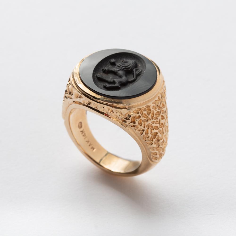 Appraisal: K ONYX LION SIGNET RING K yellow gold ring with