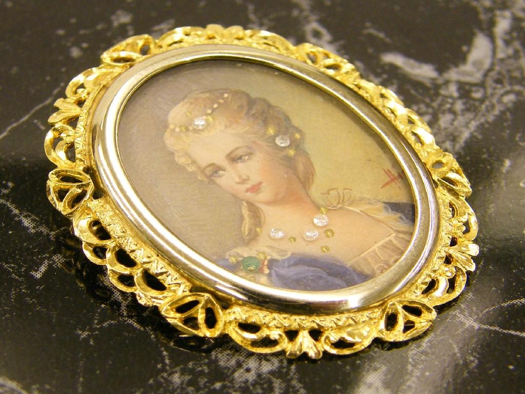 Appraisal: Oval yellow metal pendant brooch inset with an oval a