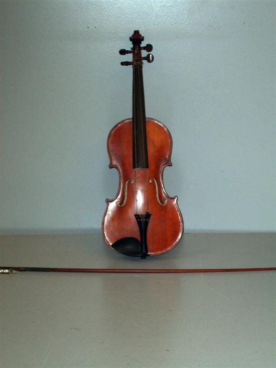 Appraisal: Early th century violin with two piece back with makers