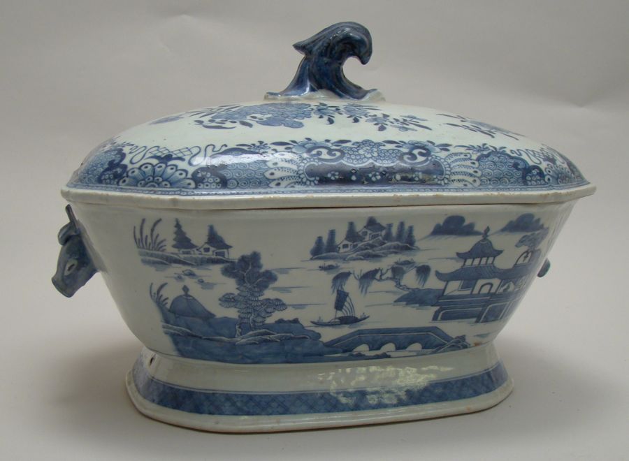 Appraisal: CHINESE EXPORT CANTON PORCELAIN SOUP TUREEN th CenturyIn rectangular form