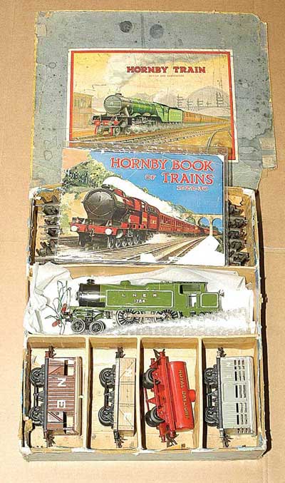 Appraisal: Hornby O Gauge E Goods Set consisting of - -