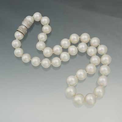 Appraisal: A Ladies' South Sea Pearl Necklace Twenty five South sea