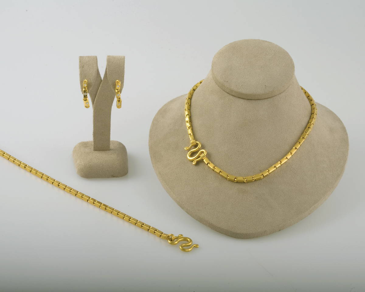 Appraisal: GROUP OF CHINESE GOLD JEWELRY Including two fancy link chains