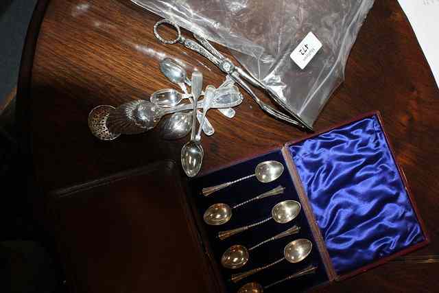 Appraisal: A SET OF FIVE FIDDLE AND THREAD PATTERN SILVER TEASPOONS