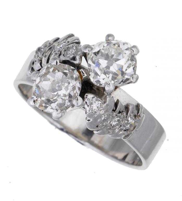 Appraisal: A DIAMOND CROSSOVER RING with diamond shoulders white gold band