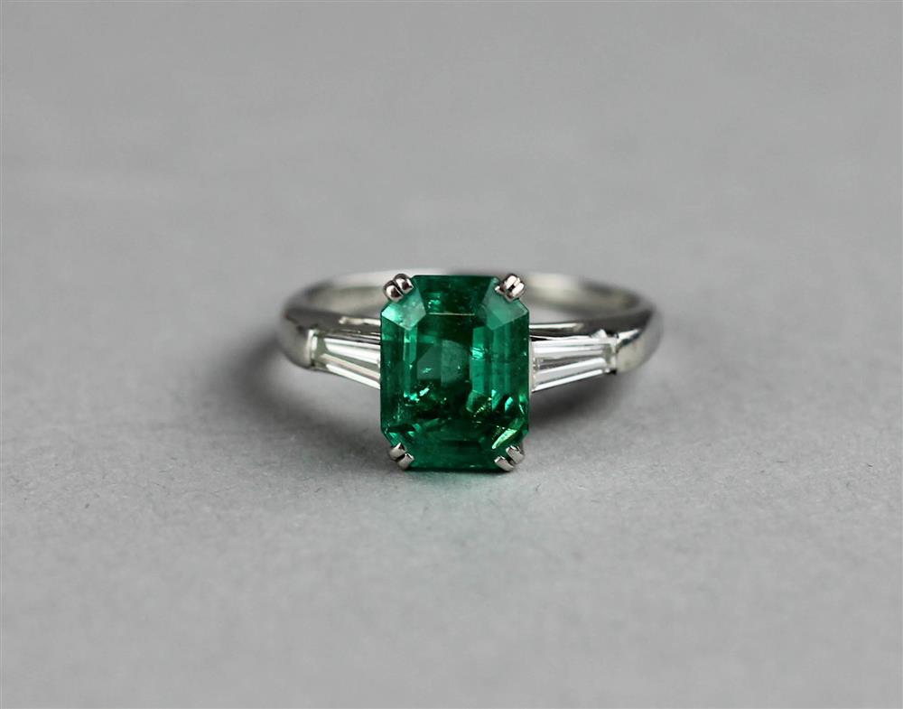 Appraisal: PLATINUM SET EMERALD AND DIAMOND LADY'S RING marked inside shank