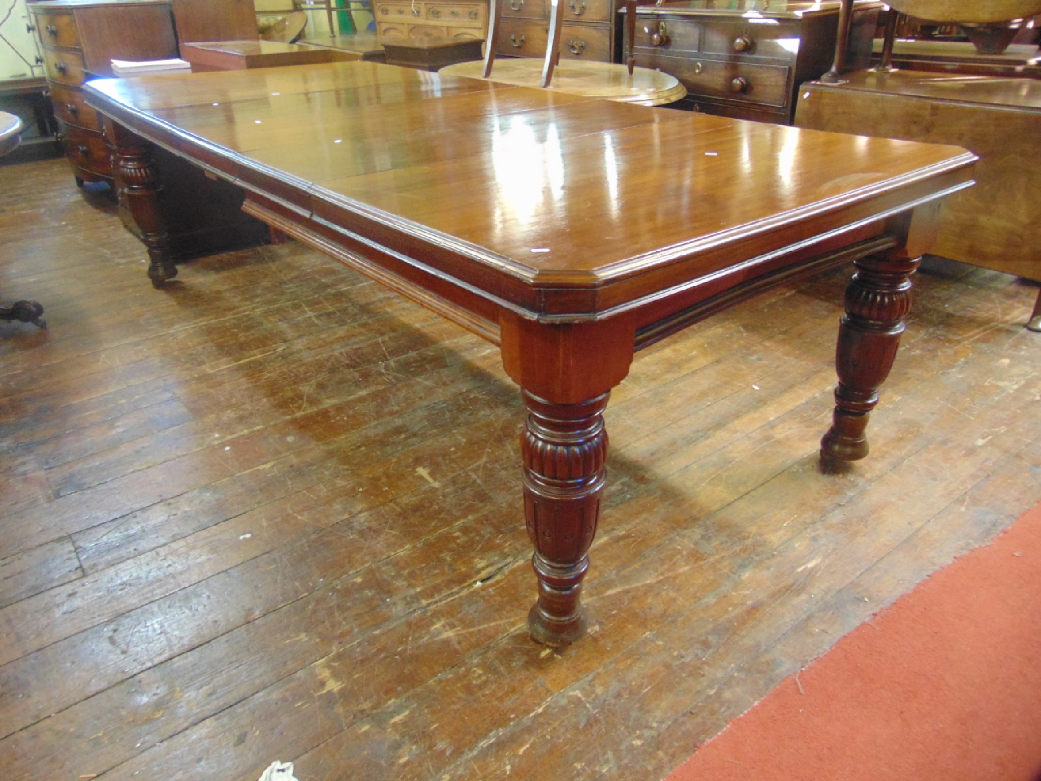 Appraisal: A Victorian mahogany extending dining table raised on four turned