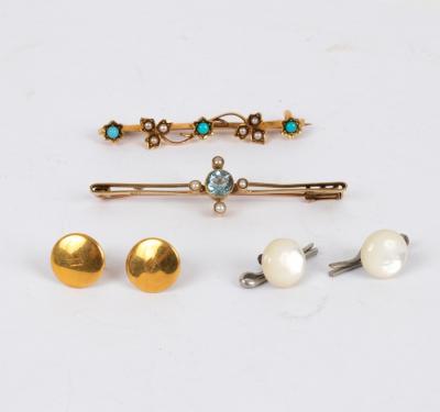 Appraisal: An aquamarine and pearl bar brooch set in ct gold