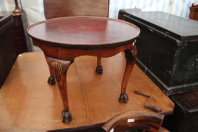 Appraisal: A MAHOGANY CIRCULAR OCCASIONAL TABLE with a red leather inset