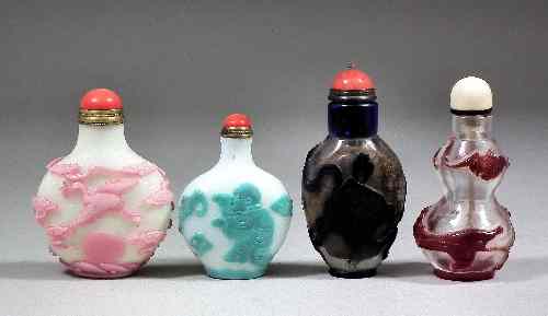 Appraisal: A Chinese white and pink overlaid glass snuff bottle and