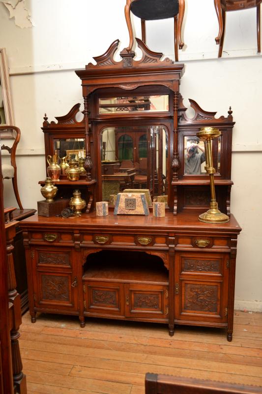 Appraisal: AN EDWARDIAN MAHOGANY MIRROR BACK DRESSER AN EDWARDIAN MAHOGANY MIRROR