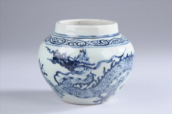 Appraisal: CHINESE BLUE AND WHITE PORCELAIN JAR late Ming Dynasty Dragon