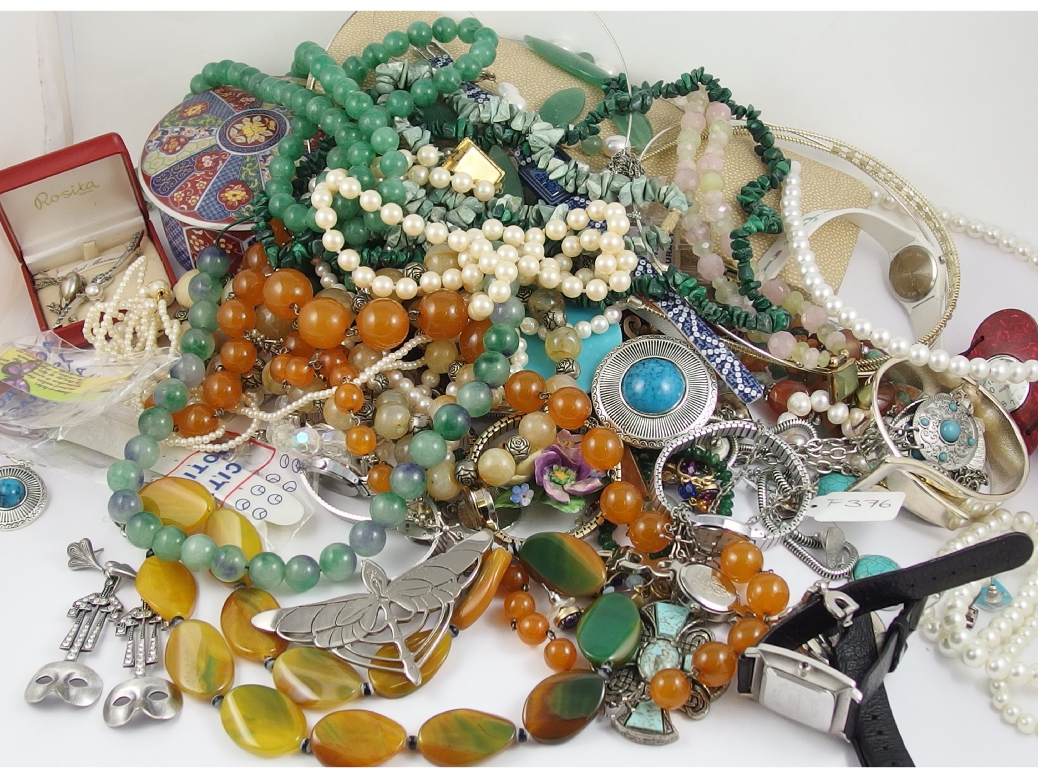 Appraisal: A collection of vintage costume jewellery to include a boxed