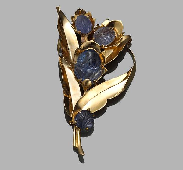 Appraisal: A retro eighteen karat gold and sapphire brooch French circa