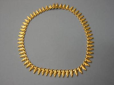 Appraisal: A CT GOLD COLLAR modelled as interlinking stylised tear drops