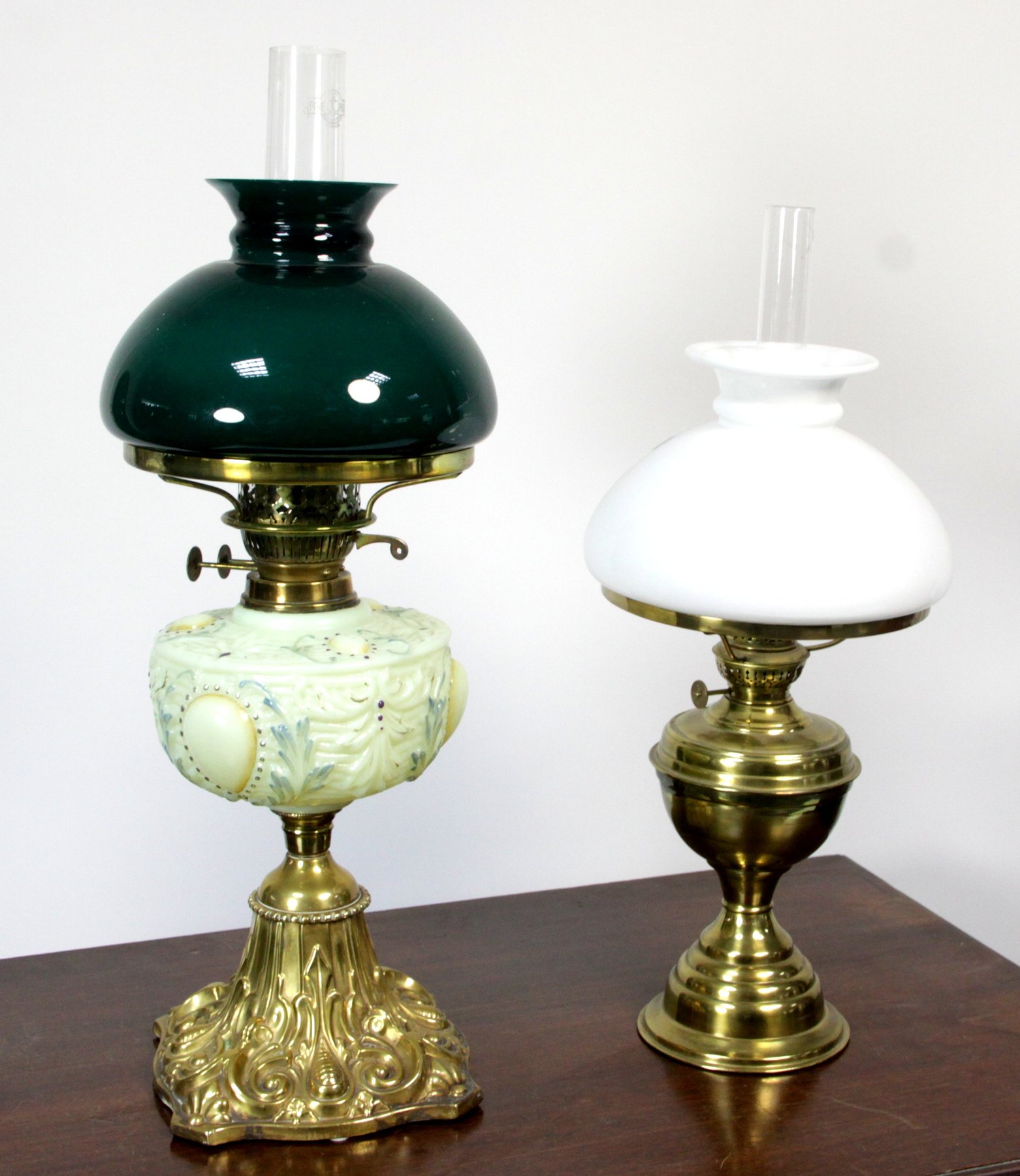 Appraisal: A Victorian brass and pressed glass oil lamp with green