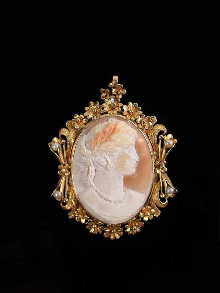 Appraisal: BROOCH - Antique oval carved shell cameo bust portrait of