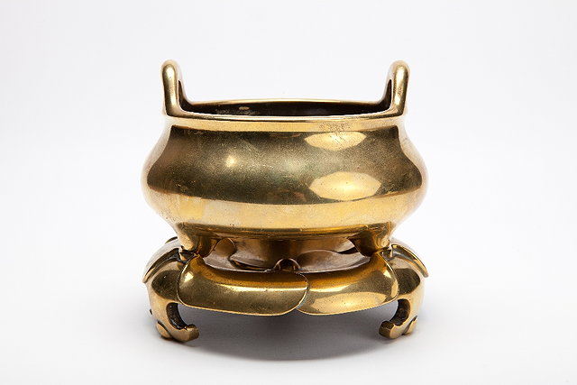 Appraisal: A CHINESE BELL BRONZE TING of two handle squat baluster