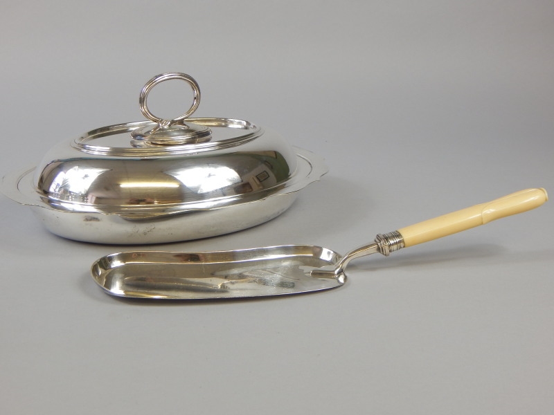 Appraisal: A silver plated oval tureen and a Edwardian silver plated