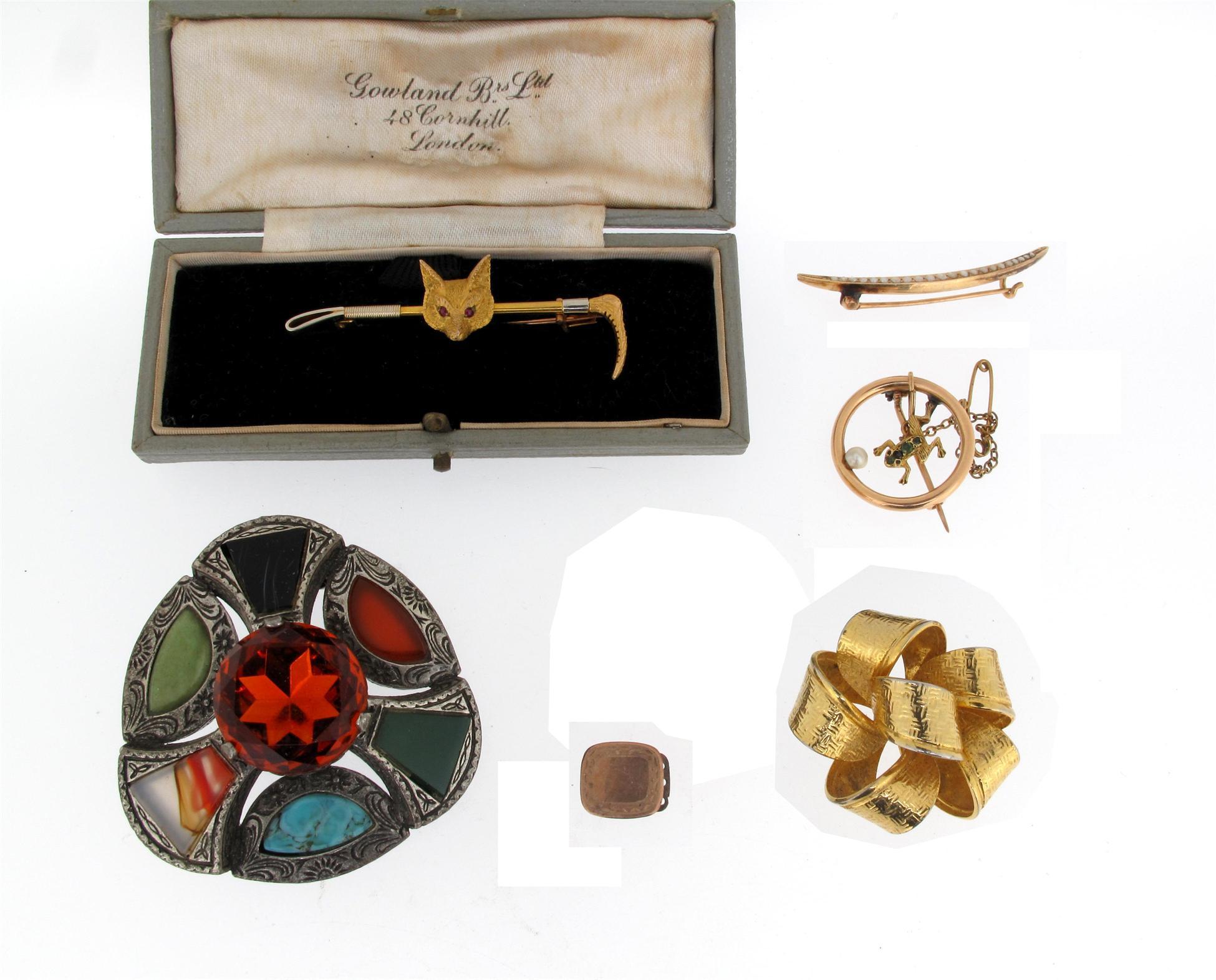 Appraisal: A gold fox mask and riding crop bar brooch