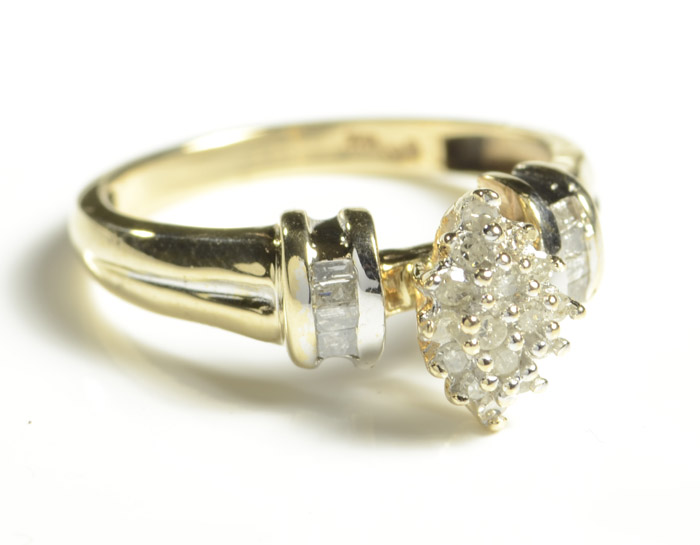 Appraisal: DIAMOND AND TEN KARAT GOLD RING with a cluster of