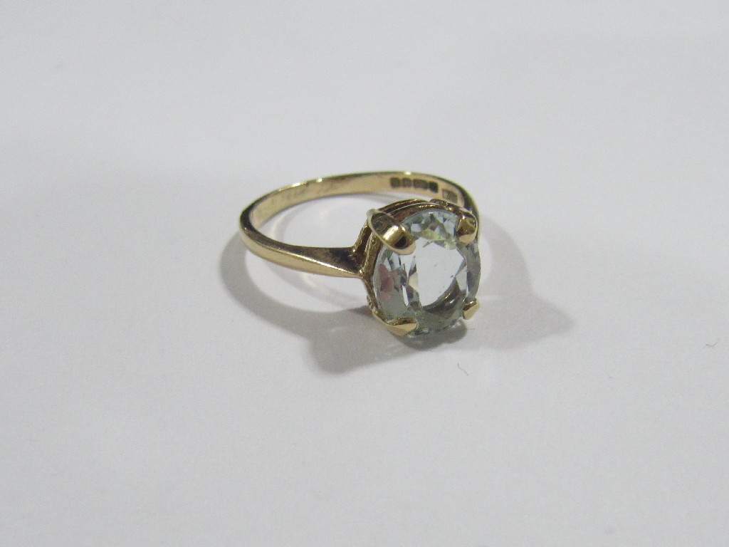 Appraisal: Nine carat gold blue topaz single stone ring Ring size