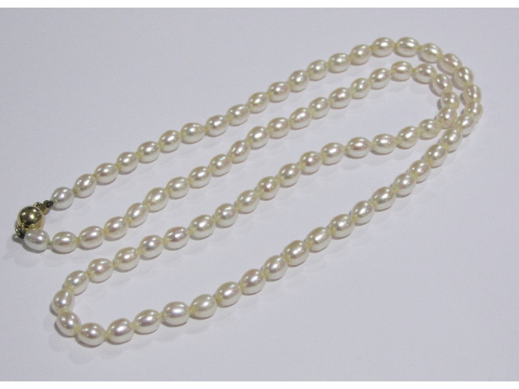 Appraisal: A string of fresh water pearls with ct gold clasp