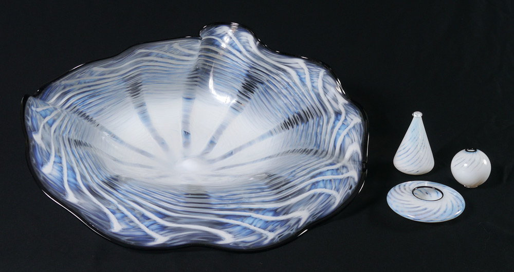 Appraisal: CHIHULY INSPIRED FOUR PIECE SEAFORM GLASS LOT To include Large