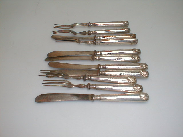 Appraisal: A set of early thC silver handled dessert knives and